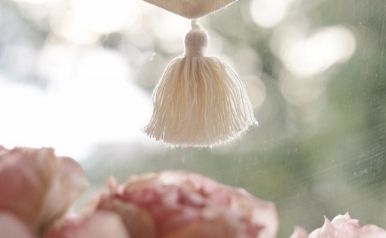 Manique Four Qualité Haut de Gamme Fleurs et froufrou Blanc Mariclo